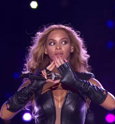 beyonce-superbowl-pyramid-sign