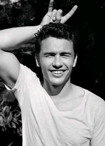 illuminati-signs-James-Franco-Devils-horns