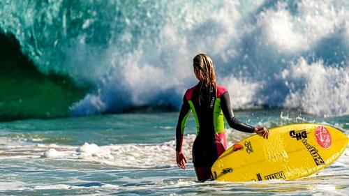 Waiting_for_the_one_wave_surfer_girl_ultra-2560x1600_hd-wallpaper-1904833-915x515