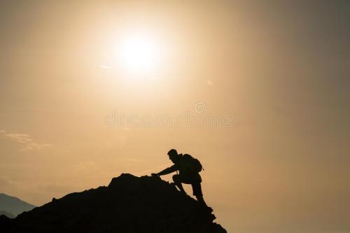 el-subir-caminando-la-silueta-en-montaÃ±as-sobre-salida-del-sol-verano-103821252
