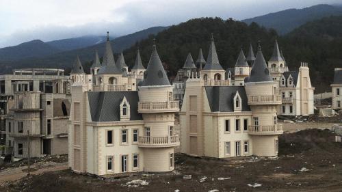 p-2-90291886-see-this-eerie-ghost-town-of-castles-created-by-turkeyand8217s-recession