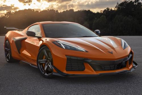 2023-Chevrolet-Corvette-Z06-Coupe-with-Z07-Performance-Package-Amplify-Orange-Tintcoat-Exterior-002-front-three-quarters-carbon-fiber-front-splitter-and-dive-planes-carbon-fiber-wheels