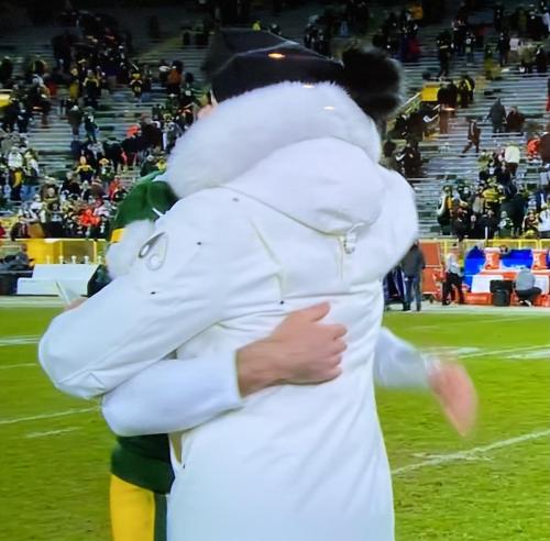 aaron rodgers hug