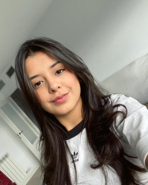 chell_mi_official_2507644471329874636_1287297535_0_1440x1801