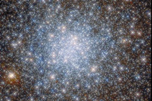 Hubble-Space-Telescope-captures-star-studded-globular-cluster