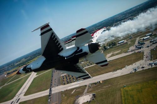 Thunderbirds airshow formation