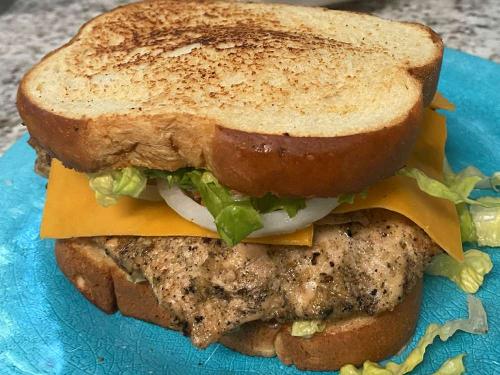 8407333-cafe-style-grilled-chicken-sandwiches-Niki-4x3-1-d8dda7722fad47c1aac9618706dfbaf1