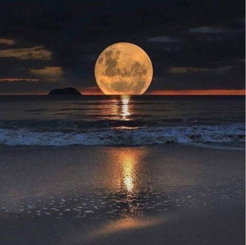 boatfullmoonatthebeach