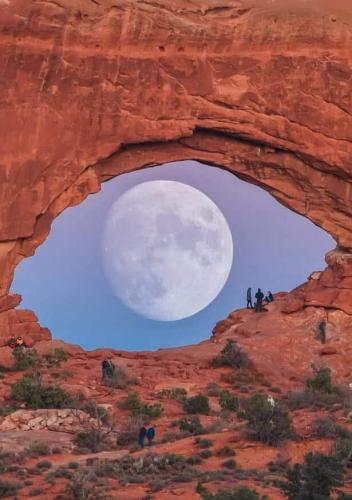 Full moon - Red rock country
