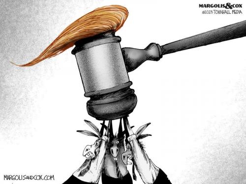 MC_TrumpGavel_web-800x0
