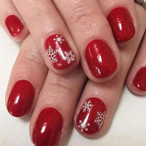 cdn.cliqueinc.com__cache__posts__271868__christmas-nails-271868-1541502860411-image.700x0c-7233f93f7c2b406a8f3991f4bc66bd76