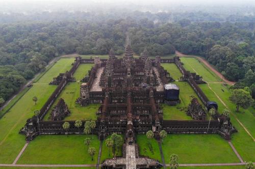 TOPSHOTS-TOPSHOT-CAMBODIA-TOURISM-BUDDHISM-TEMPLE-053902