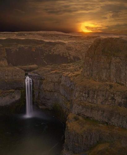 Full moon over Palouse Falls.S.Swanson