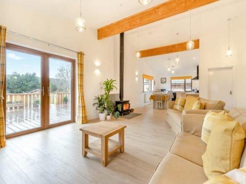 Mid-Wales-Lodges_Lime-Lodge_Living-area_1-800x600