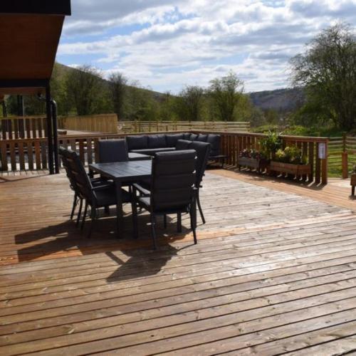 Mid-Wales-Lodges_Lime-Lodge_Decking_4-570x570