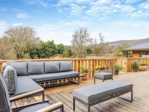 Mid-Wales-Lodges_Lime-Lodge_Outdoor-seating