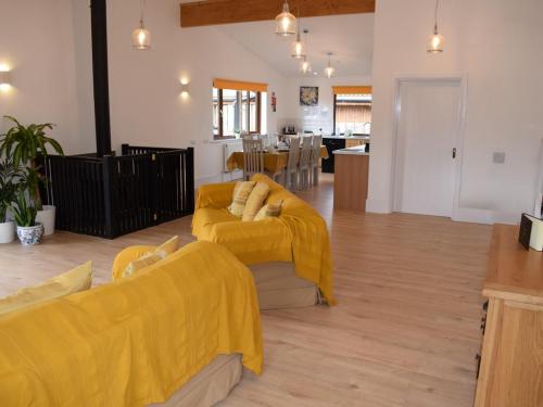 Mid-Wales-Lodges_Lime-Lodge_living-area_4
