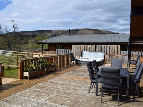 Mid-Wales-Lodges_Lime-Lodge_Decking-and-Hot-Tub_1