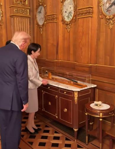 PM Takaichi gifts President Donald Trump a golf bag signed by Hideki Matsuyama and Prime Minister Abe’s putter